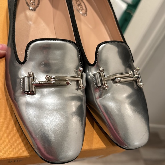 - Tod`s Silver Leather Loafers size 40, Like New, box and dust bag included - Picture 2 of 13